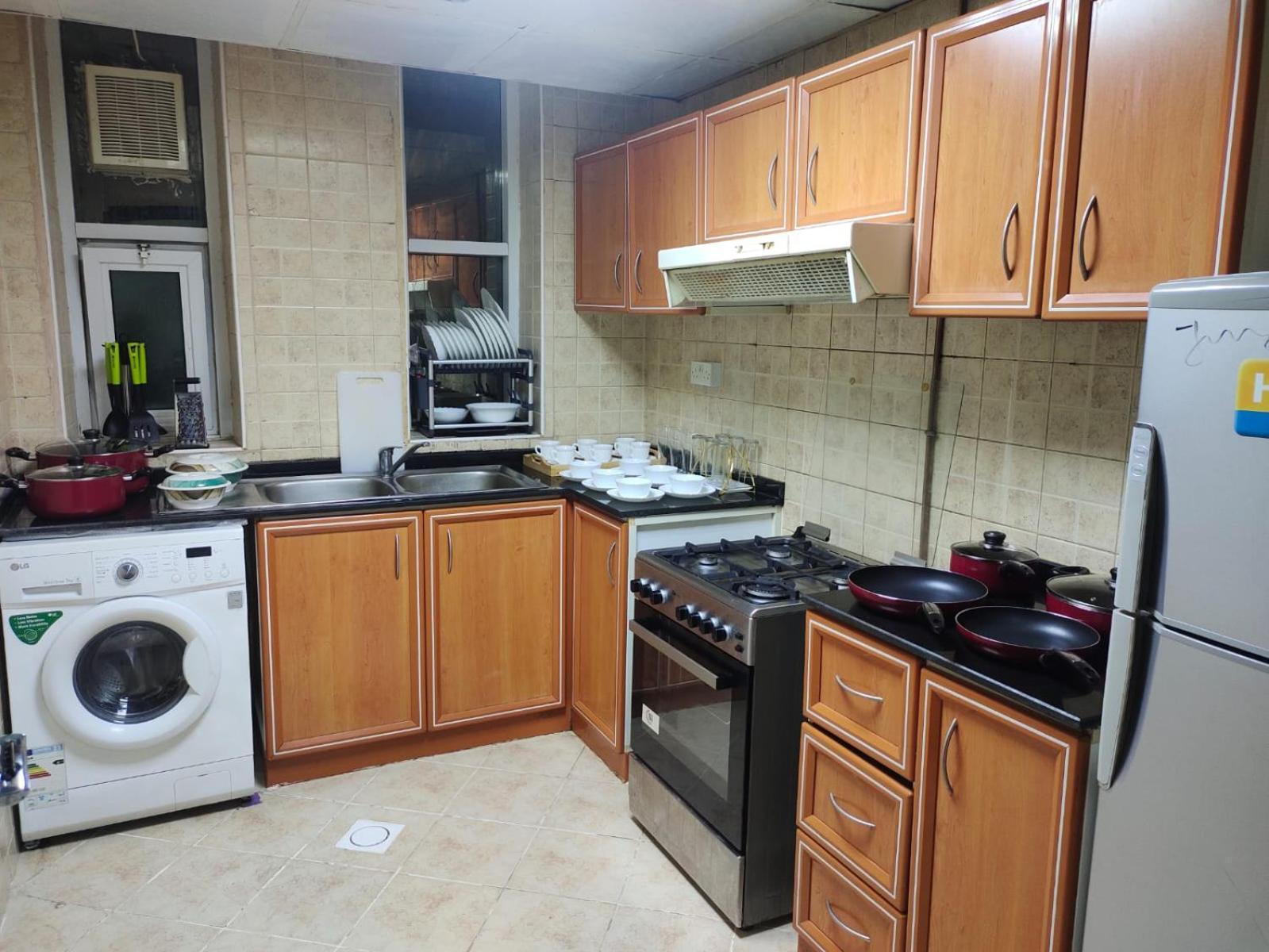 Arnim Suite - 3 Bedrooms Apartment Sharjah Exteriör bild