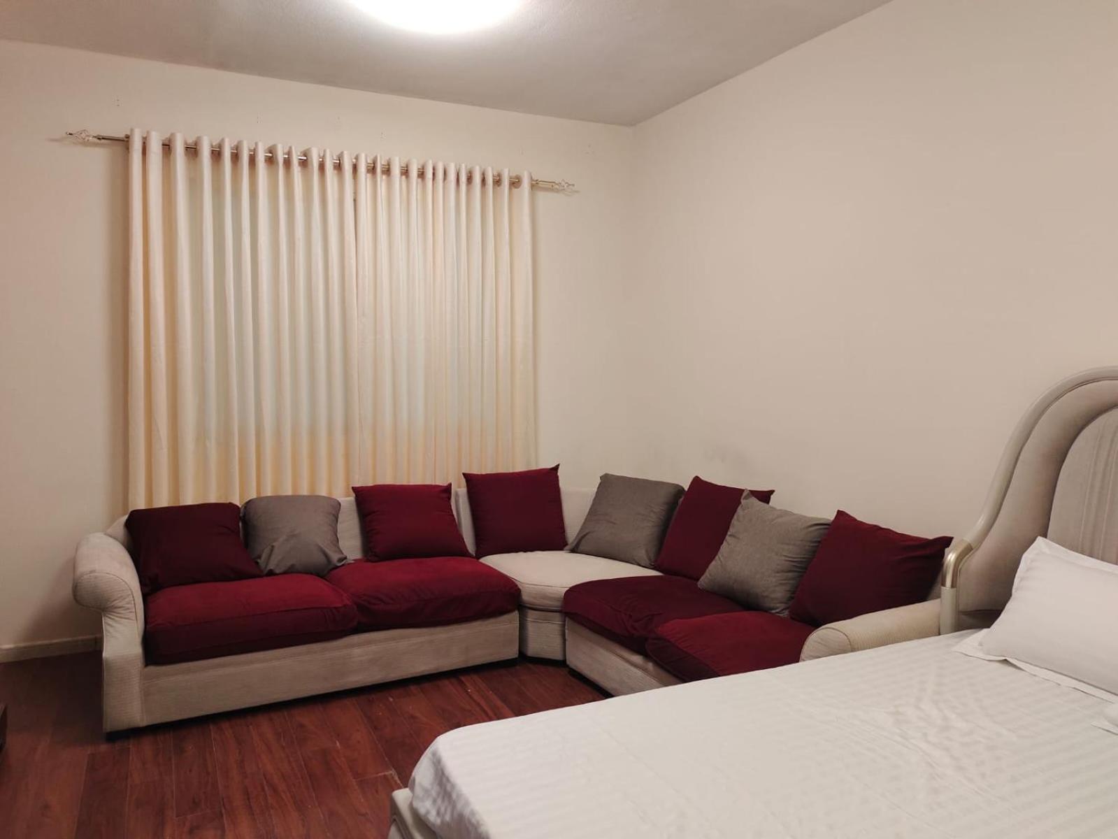 Arnim Suite - 3 Bedrooms Apartment Sharjah Exteriör bild