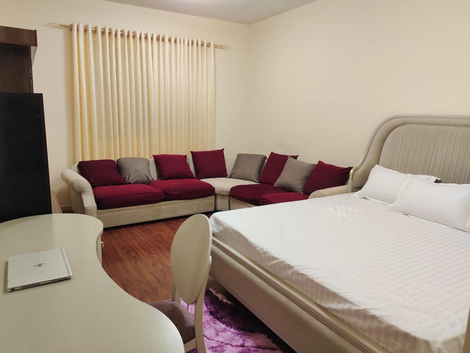 Arnim Suite - 3 Bedrooms Apartment Sharjah Exteriör bild