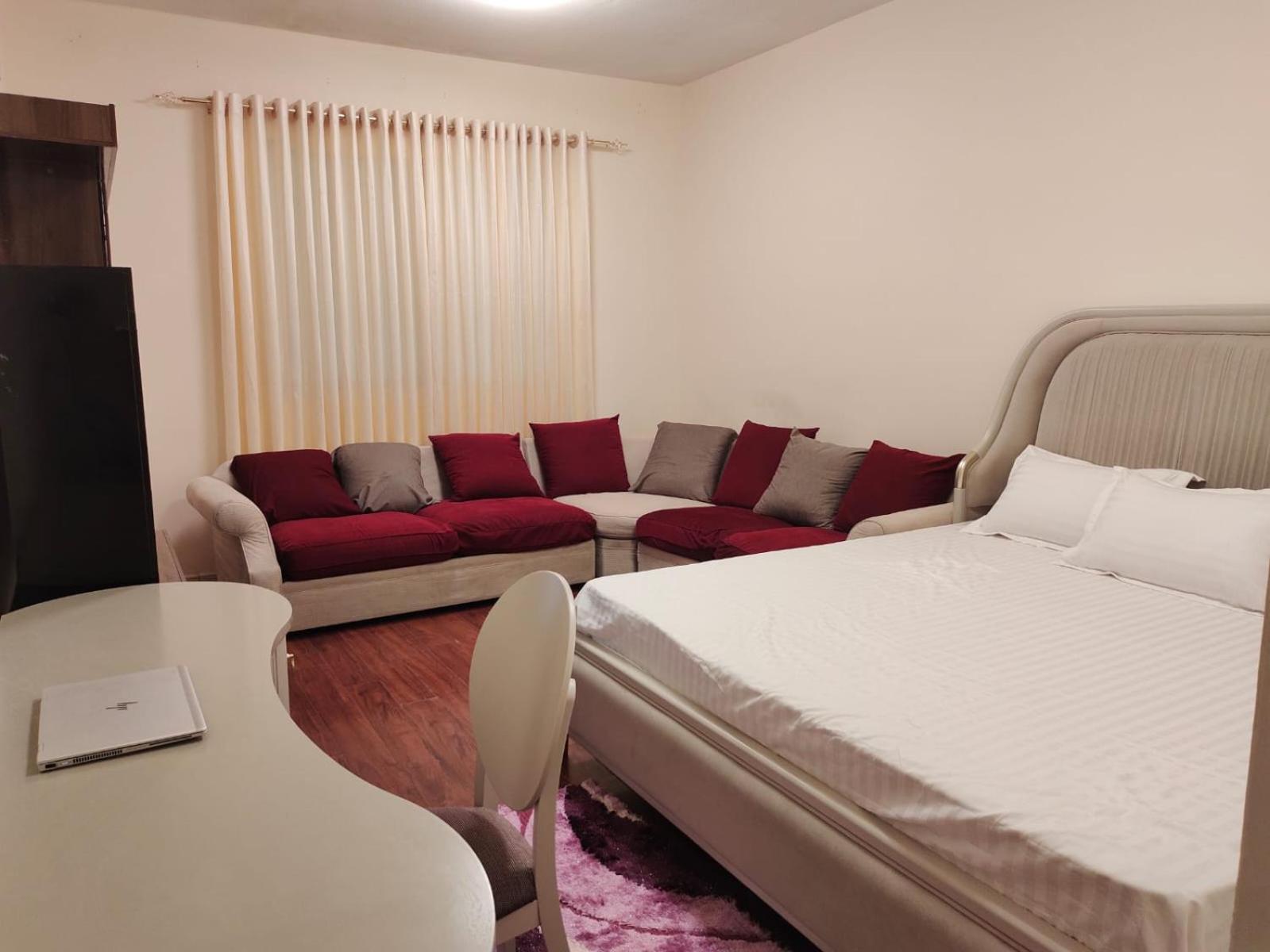 Arnim Suite - 3 Bedrooms Apartment Sharjah Exteriör bild