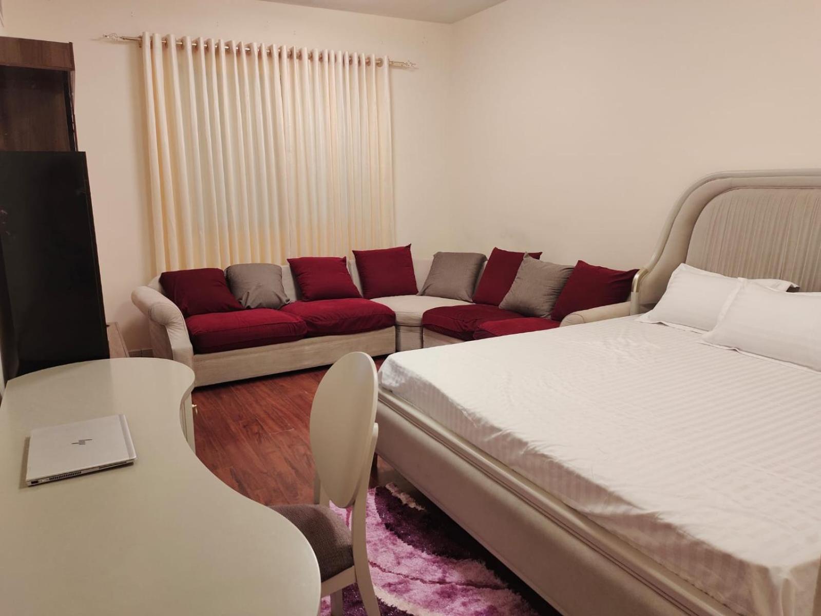 Arnim Suite - 3 Bedrooms Apartment Sharjah Exteriör bild