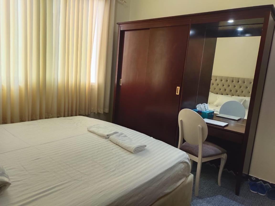 Arnim Suite - 3 Bedrooms Apartment Sharjah Exteriör bild