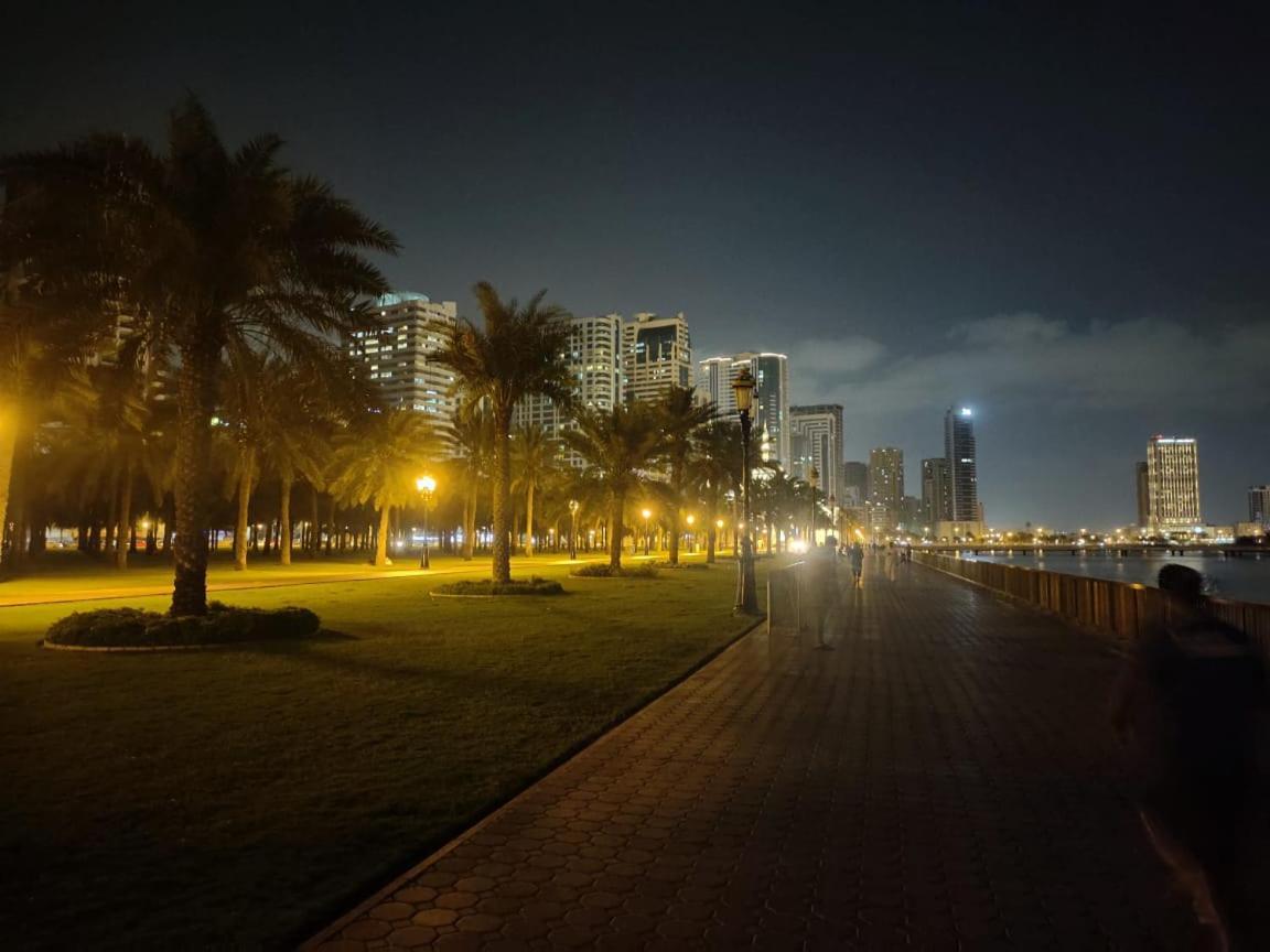 Arnim Suite - 3 Bedrooms Apartment Sharjah Exteriör bild
