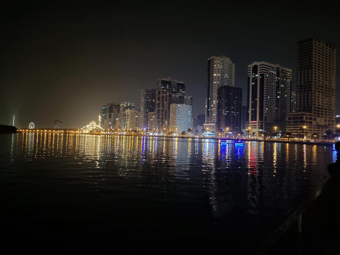 Arnim Suite - 3 Bedrooms Apartment Sharjah Exteriör bild