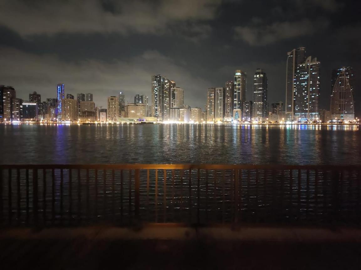 Arnim Suite - 3 Bedrooms Apartment Sharjah Exteriör bild