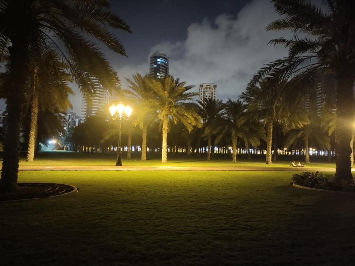 Arnim Suite - 3 Bedrooms Apartment Sharjah Exteriör bild